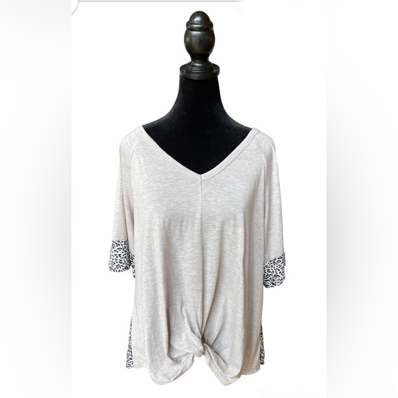 Emery Rose: Gray Top with Animal Print - Picture 16 of 16